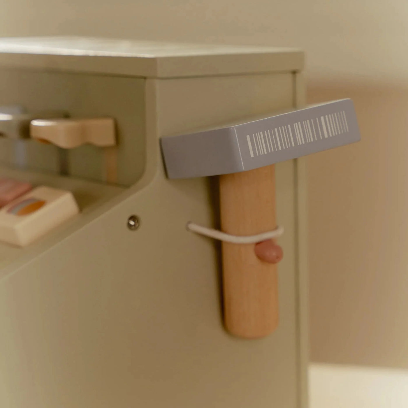 Holzkasse mit Scanner und Kartenlesegerät
