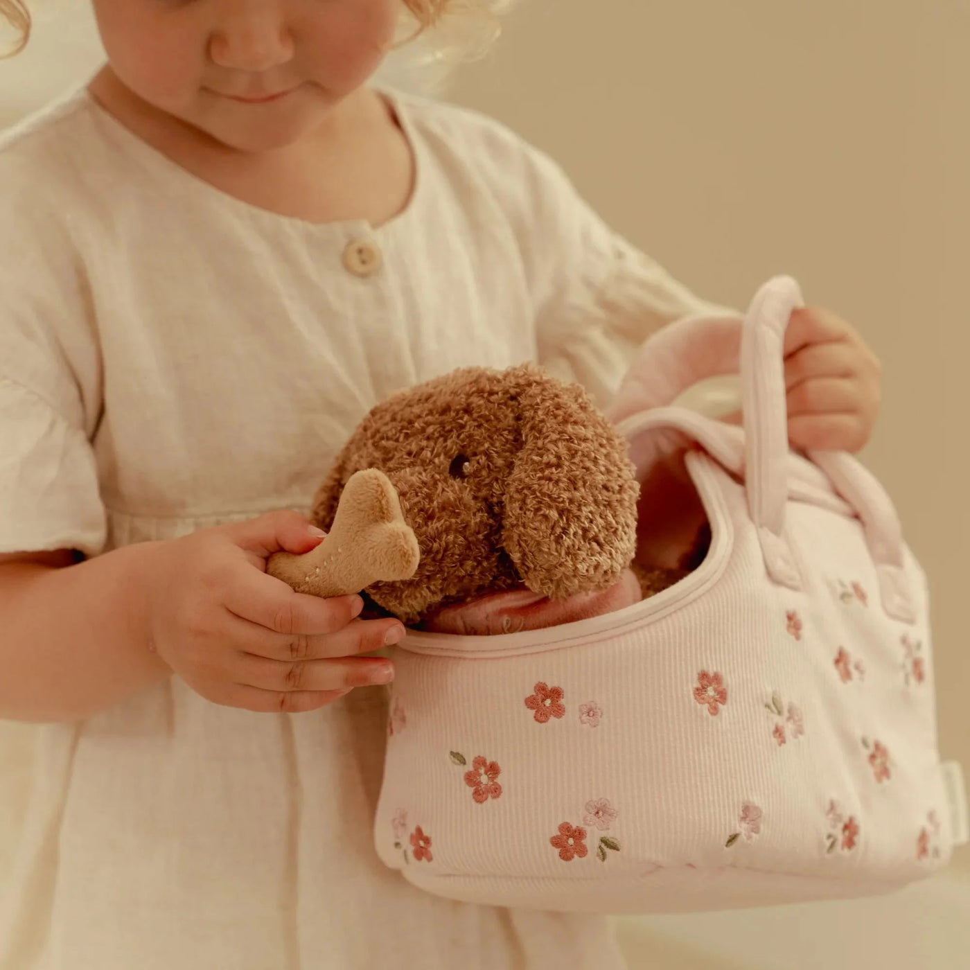 Kuschelhund in Tasche – Rosa – Essentials