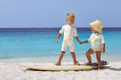Lässig-Schwimmanzug Kinder Kurzarm (UV Schutz) - Surfbrett, Weiß