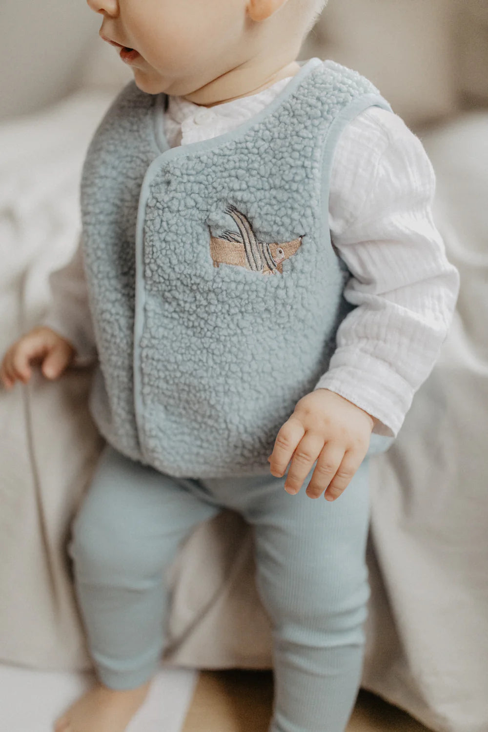 Teddy Weste 'clear blue' mit Dackel-Stickerei - clear blue